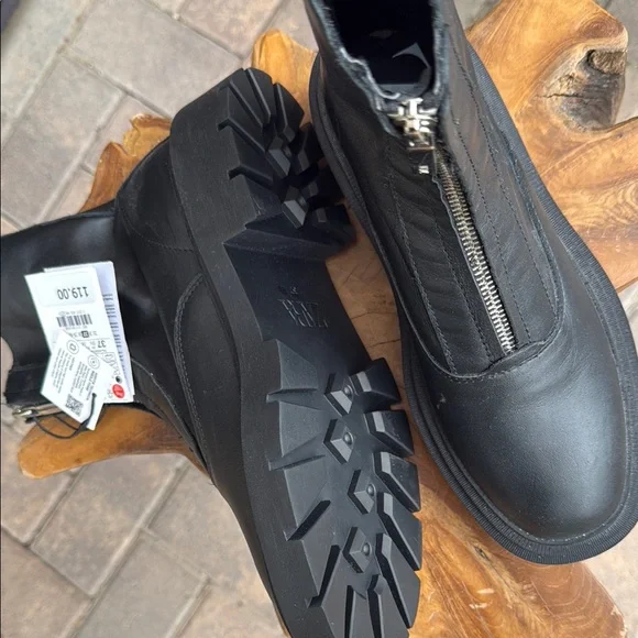 Stylish Black Ankle Boots - Picture 4 of 5